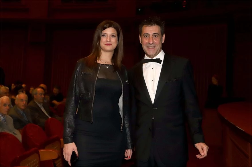 Νοτοπούλου: Από τη βουλή κατευθείαν στο κόκκινο χαλί (και για το καλό όλων καλύτερα να παραμείνει εκεί)